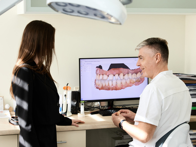 Изучение снимков зубов стоматологическим сканером.